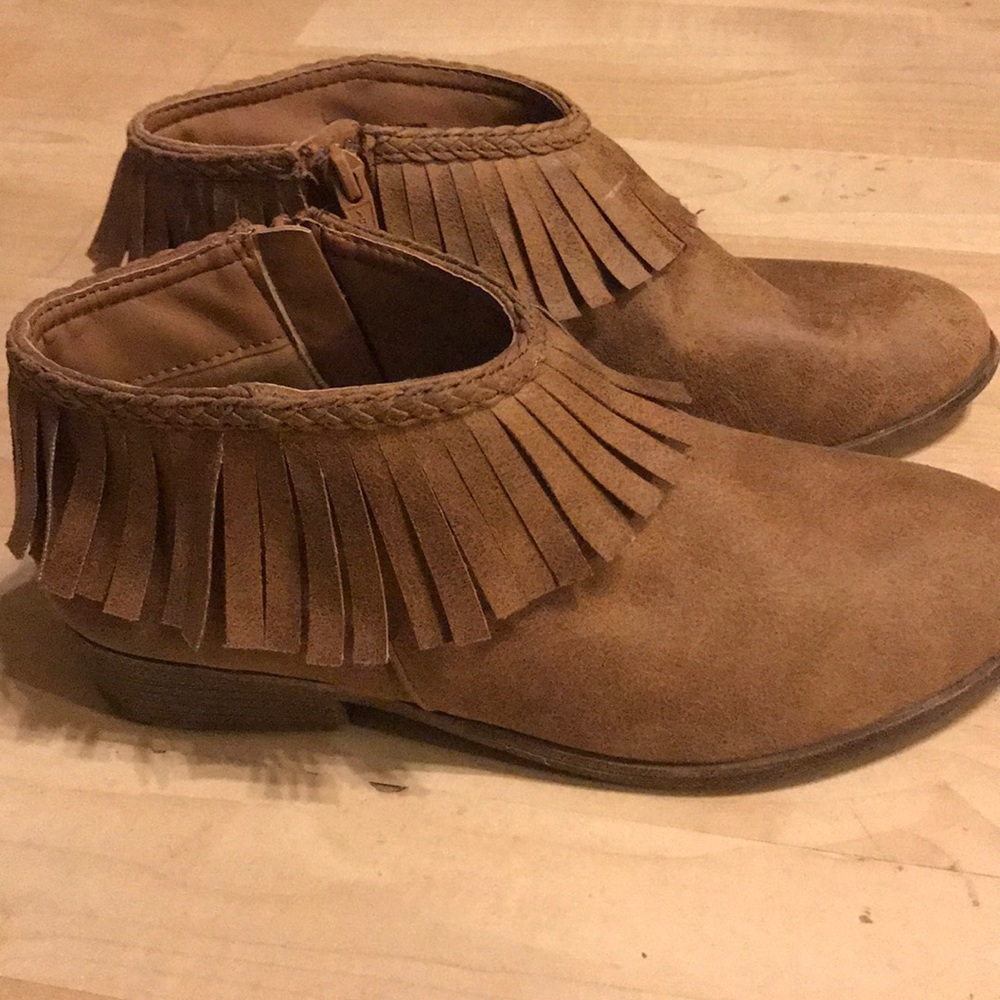 Stevies brown fringe ankle booties size 5